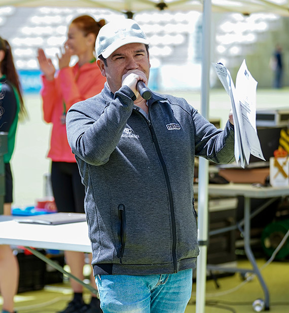 Speaker profesional presentando un evento deportivo al aire libre en Toledo con público y participantes