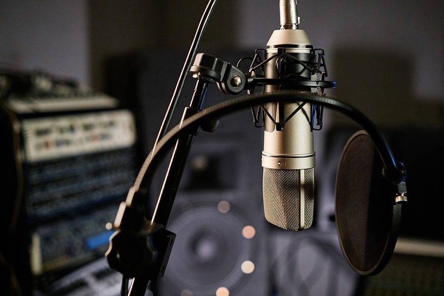 Locución publicitaria para radio en Toledo con grabación profesional en estudio de sonido