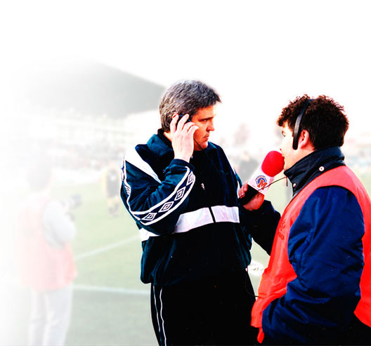 Speaker deportivo en Toledo presentando evento en estadio con público en directo