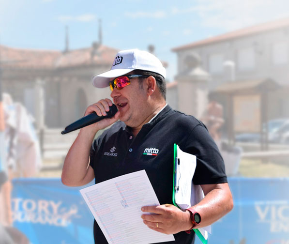 Speaker en evento deportivo al aire libre con público en Toledo